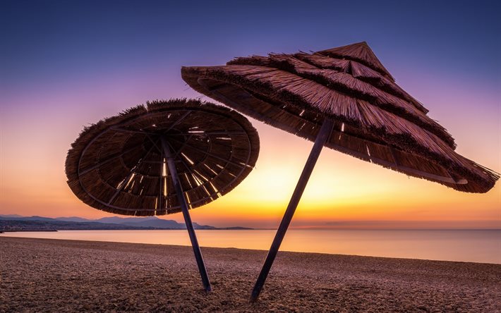 parasols sur la plage, soir, coucher de soleil, mer, c&#244;te, anniversaire de voyage, paysage marin