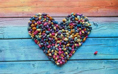 cuore fatto di conchiglie multicolori, concetti d'amore, cuore, romanticismo, amore per i viaggi, conchiglie, mare, tavole blu