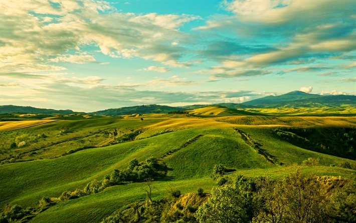 Toscana, gr&#246;na kullar, &#228;ngar, vacker natur, Italien, sommar, solnedg&#229;ng, Europa