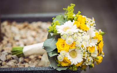 白黄色結婚花束, 白バラの花, 黄gerberas, 菊, ブライダルブーケ