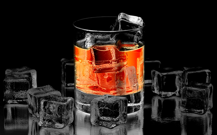 كأس من الويسكي, 4k, مكعبات الثلج, الماء, الكحول, ويسكي, الجليد, ويسكي على أسود باكغوند