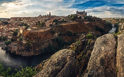 Toledo, kaupungin panorama, Alcazar Toledo, Alcantara Bridge, Maamerkki, espanjalainen vanha kaupunki, Canyon, Espanja