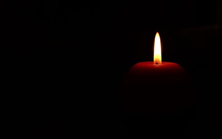 la quema de la vela sobre un fondo negro, el dolor, la tristeza, la quema de la vela, fondo negro, fuego