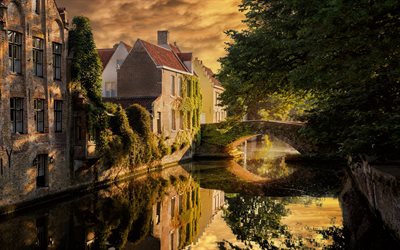 Brujas, puente de piedra, tarde, puesta de sol, los edificios de ladrillo, paisaje urbano, B&#233;lgica, Flandes Occidental