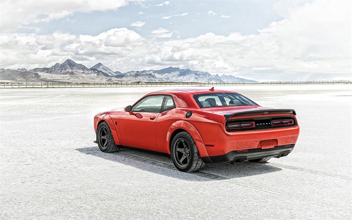 En 2020, la Dodge Challenger SRT Super Stock, vue de l&#39;arri&#232;re, &#224; l&#39;ext&#233;rieur, rouge coup&#233; sport, tuning Dodge Challenger, nouveau rouge Challenger SRT, am&#233;ricain des voitures de sport, Dodge