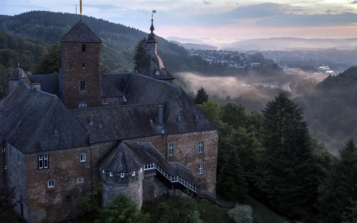 Slottet Snabbt Montera, gamla slott, morgon, soluppg&#229;ng, dimma, slott i Tyskland, Attendorn, Tyskland