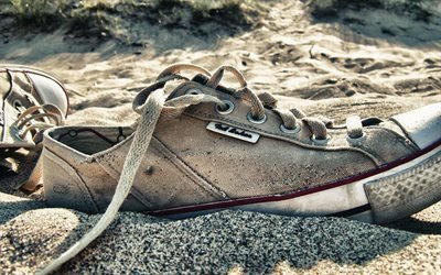 spiaggia, sabbia, vecchie scarpe da ginnastica