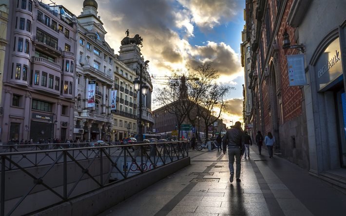 madrid, taş kaldırım, kasvetli g&#252;n, sokak, yoldan ge&#231;enler, ispanya