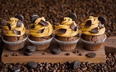 los granos de caf&#233;, la junta, las cookies, cupcakes de chocolate