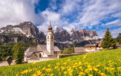 Dolomite Alpes, l'été, l'église, paysage de montagne, le jaune des fleurs sauvages, Italie