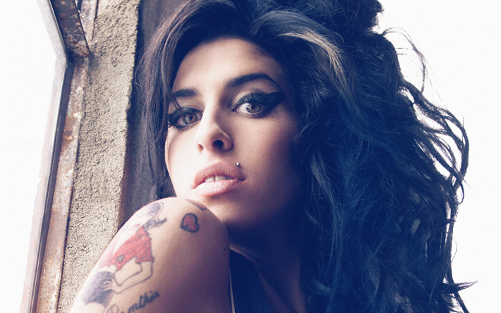 Amy Winehouse, Brittisk s&#229;ngerska, portr&#228;tt, tatueringar, brunett, vacker kvinna