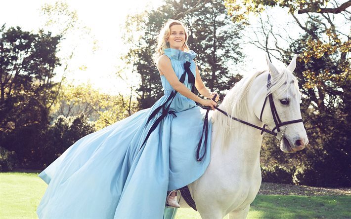 Reese Witherspoon, Amerikkalainen n&#228;yttelij&#228;, tytt&#246; ratsain, kaunis nainen, sininen mekko, hymy