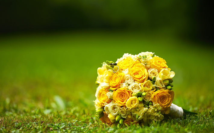 giallo bouquet da sposa, fiori sull&#39;erba, rose gialle, 4k, anelli di nozze, bouquet da sposa, concetti di nozze, anelli d&#39;oro