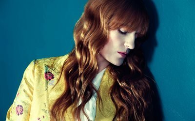 Florence Welch, portr&#228;tt, musiker, r&#246;tt h&#229;r, gul jacka