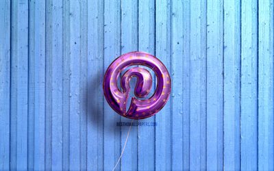 4k, logo Pinterest, palloncini realistici viola, social network, logo Pinterest 3D, sfondi in legno blu, Pinterest