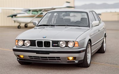 BMW M5 E34, retro arabalar, g&#252;m&#252;ş M5 E34, dış, &#246;nden g&#246;r&#252;n&#252;m, Alman arabaları, BMW