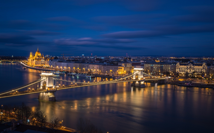 Le Pont des cha&#238;nes, le b&#226;timent du Parlement hongrois, le soir, &#224; Budapest, en Hongrie, la nuit, les lumi&#232;res de la ville, le pont suspendu