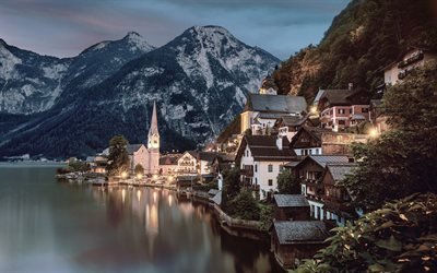 Hallstatt, la noche de la ciudad, el lago, las monta&#241;as, Austria, Europa