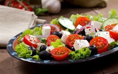Grekisk sallad, tomater, ost, oliver, h&#228;lsosam mat, bantning, kost begrepp, vegetabiliska sallader