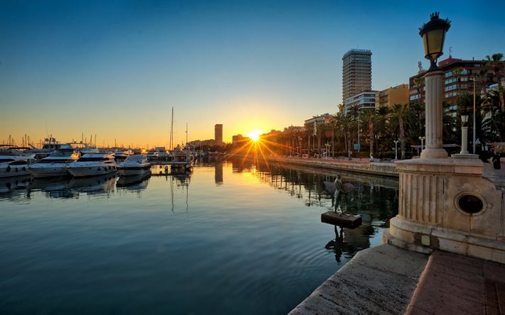 Alicante, noite, p&#244;r do sol, bay, Paisagem da cidade de Alicante, iates, barcos de luxo, Costa Branca, Espanha