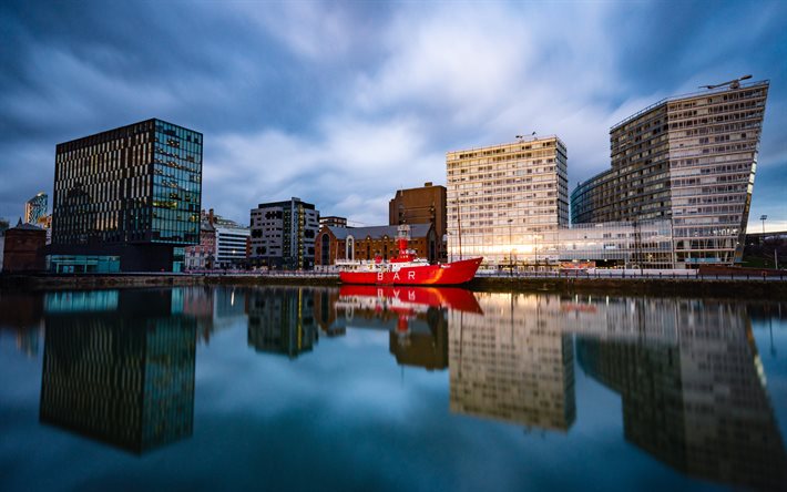 Liverpool, noite, p&#244;r do sol, edif&#237;cios modernos, vermelho navio, Liverpool paisagem urbana, Inglaterra, Reino UNIDO, A Gr&#227;-Bretanha