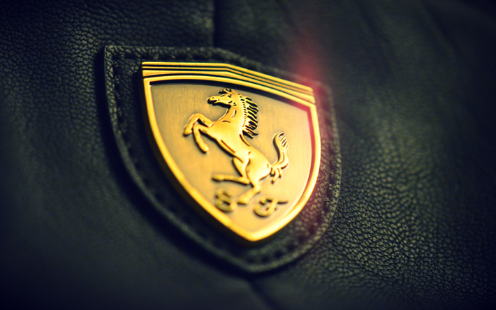 Ferrari logo dor&#233;, 4k, close-up, cuir noir, fond, cr&#233;atif, Ferrari logo, les marques, les Ferrari