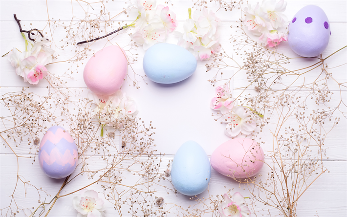 La pascua en fondo rosado, primavera, Pascua, huevos de Pascua coloridos de madera, fondo blanco, flores de la primavera