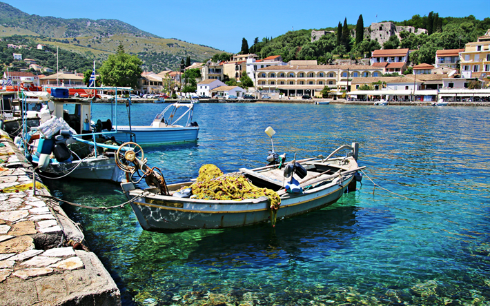 Mar Mediterr&#226;neo, costa, bay, barcos, Cidade grega, paisagem de montanha, Gr&#233;cia