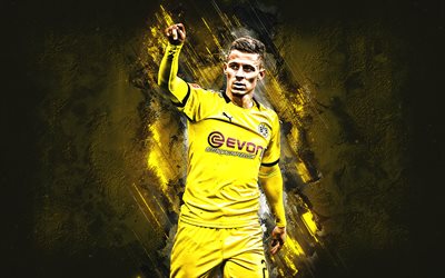 Thorgan Hazard, Borussia Dortmund, Belgisk fotbollsspelare, BVB, attackerande mittf&#228;ltare, portr&#228;tt, gul sten bakgrund, Bundesliga, Tyskland, fotboll
