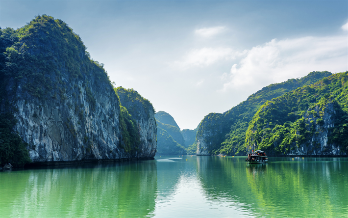 La Baie d&#39;Halong, l&#39;&#201;t&#233;, la mer, le Vietnam, Quang Nin, Golfe du Tonkin, une destination touristique populaire, au Sud de la Mer de Chine