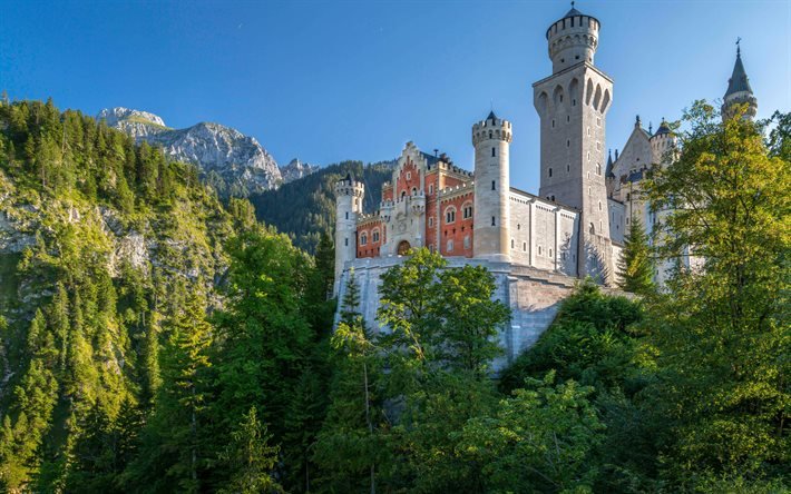Castello di Neuschwanstein, mattina, bellissimo castello, Alpi Bavaresi, paesaggio di montagna, Schwangau, Baviera, Germania