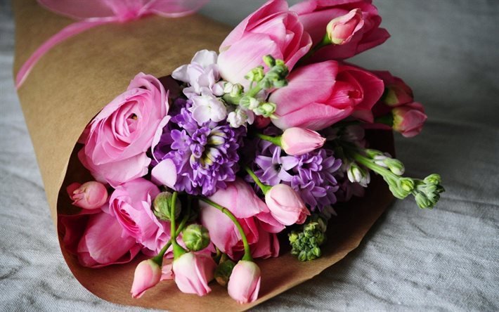 en bukett blommor, vackra buketter, rosa tulpaner, sm&#246;rblommor