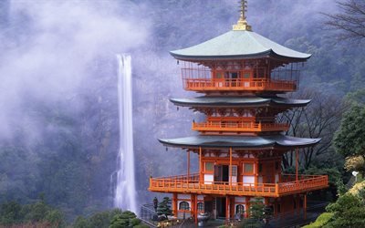 Le japon, un temple, une chute d&#39;eau, rochers