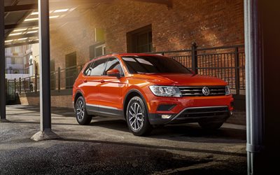 Volkswagen Tiguan, 4k, 2018, vista frontal, cruzamento, novo Tiguan laranja, Carros alem&#227;es, Volkswagen