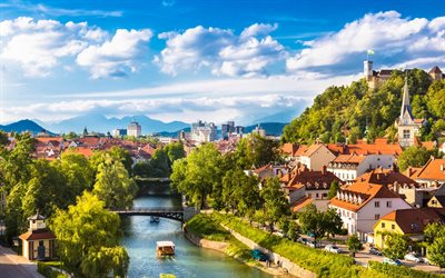 Ljubljana, Huvudstaden i Slovenien, sommar, river, stadsbilden, berg Slovenien
