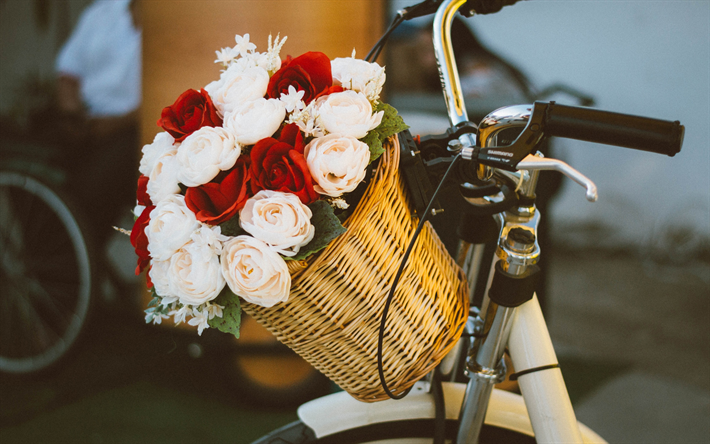bouquet di rose in un cesto, bouquet da sposa, rose rosse, rose bianche, fiori su una bicicletta