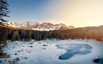lago de monta&#241;a, invierno, nieve, hielo, congelado lago, el Lago de Carezza, Tirol del Sur, monta&#241;as Dolomitas, Italia