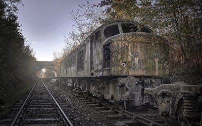 viejo oxidado tren, tren abandonada, rieles, por la ma&#241;ana, la niebla, el viejo tren