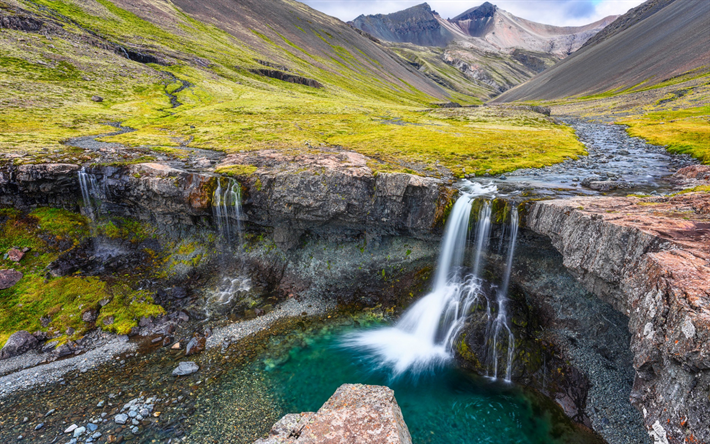 cascata, ruscello di montagna, paesaggio di montagna, valle, campi verdi, belle cascate, Islanda