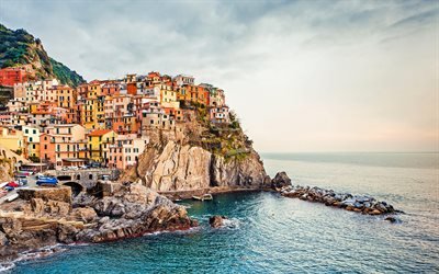 Manarola, Cinque Terre, Italien, gammal italiensk stad, resort, Medelhavet, seascape, kusten