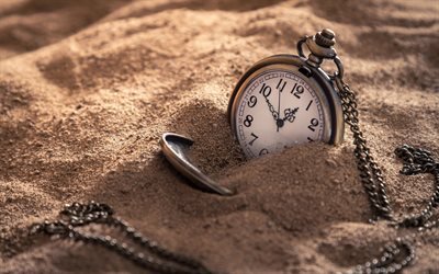 antiguo reloj de bolsillo vintage, conceptos de tiempo, en el reloj en la arena