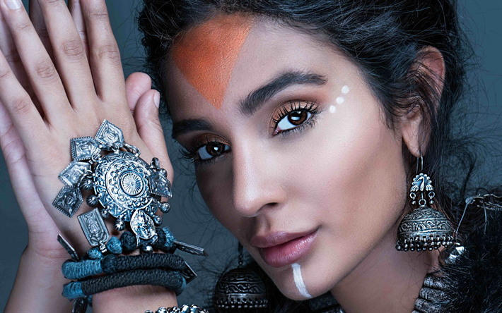 Alankrita Sahai, retrato, la actriz India, sesi&#243;n de fotos, hermosa mujer Ind&#237;gena, tradicional de la joyer&#237;a India