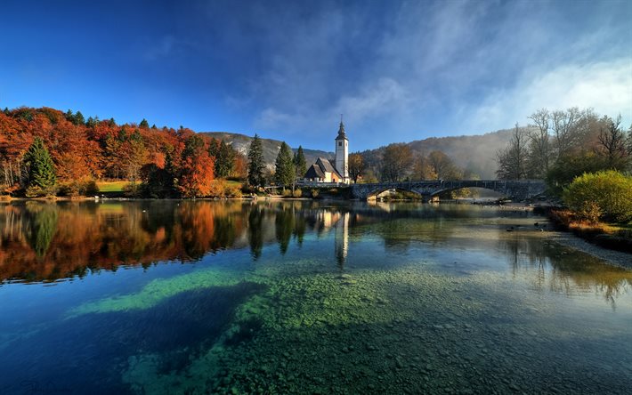 Il Lago di Bohinj, Glaciale, lago di Bohinj, chiesa, sera, tramonto, autunno, paesaggio di montagna, Slovenia