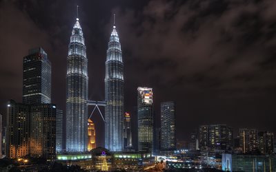 Kuala Lumpur, y&#246;, pilvenpiirt&#228;ji&#228;, Petronas towers, moderneja rakennuksia, Kuala Lumpur kaupunkikuvaan, Malesia