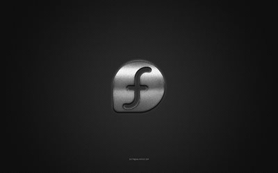 fedora linux-logo, silberglänzendes logo, fedora linux-metallemblem, graue kohlefaserstruktur, fedora linux, marken, kreative kunst, fedora linux-emblem