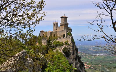 Vartiomies, Ensimm&#228;inen Torni, keskiaikainen linna, torni, rock, mountain maisema, San Marino