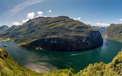Geirangerfjord, considerato l&#39;estate, le montagne, fiordo, panorama di montagna, navi da crociera, Norvegia