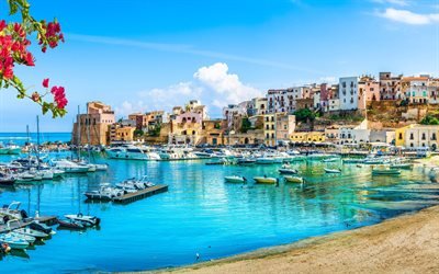 Castellammare del Golfo, defne, yatlar, tekneler, şehir manzarası, Trapani Eyaleti, Sicilya, İtalya
