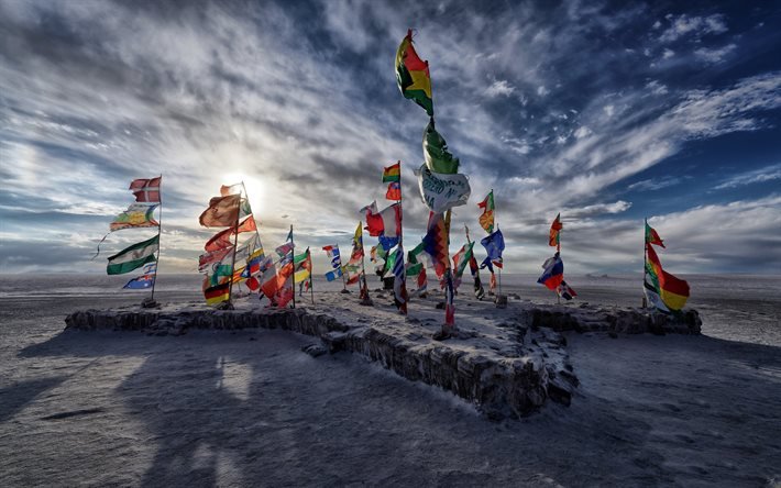 Salar de Uyuni, sel plat, drapeaux du monde, lac ass&#233;ch&#233;, Salar de Tunupa, province de Daniel Campos, d&#233;partement de Potosi, Bolivie