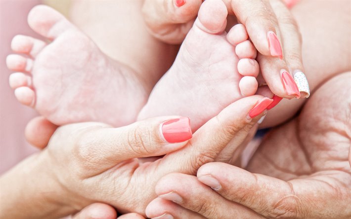 la familia, el nacimiento de un ni&#241;o, los pies del beb&#233; en manos de los padres, la maternidad, beb&#233;, familia de conceptos